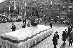 Heiligdomsvaart op de Markt, 1955 (met bloemenwagen)