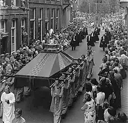 De nieuwe processiebaar in de ommegang van 1976