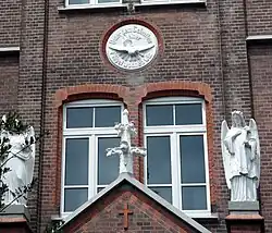 Detail entreegebouw met sculpturen