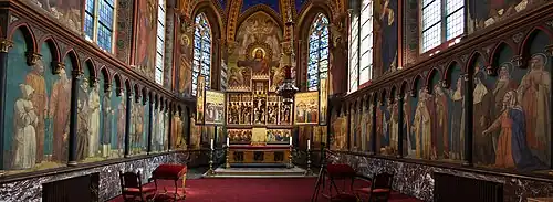 Het priesterkoor met de muurschilderingen van Théodore-Joseph Canneel