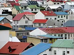 Gekleurde daken in het centrum van de stad