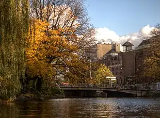 De Heinekenbrug, gezien naar het oosten met links de voormalige Heineken Brouwerij. November 2012