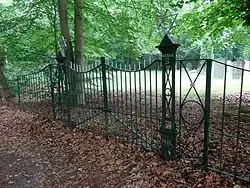 Hek van de begraafplaats in Deldeneresch