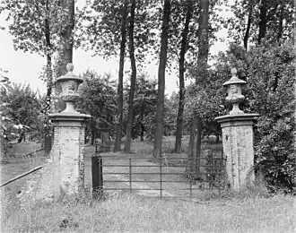 De hekpijlers in 1952, toen de stenen vazen er nog op stonden.