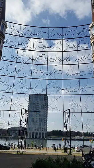 Het hekwerk met op de achtergrond torenflat Steltloper (juli 2019)