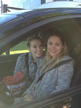 Helle Vanderheyden (links) en Fauve Geerling (rechts) na het optreden in het Plopsa Theater in september 2015.