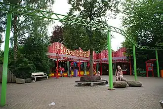 Een deel van de rails van Dino Sky Pedalo baant zich een weg over het plein.