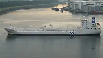 De Hellespont Commander manoeuvreert in het Calandkanaal bij de Zevende Petroleumhaven