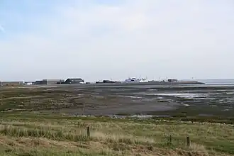 Helmodde met op de achtergrond de haven van Havneby