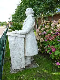 Standbeeld van Hendrik Wester (1752–1821) bij het gemeentehuis van Ten Boer