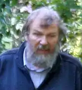 Henk Helmantel wandelend in eigen tuin, 2009