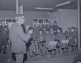 Henk Hoogerduijn Strating spreekt stakers van de steenfabriek toe (1969)