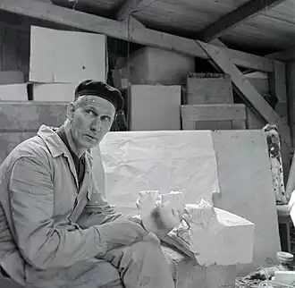 Vreeling aan het werk voor de beelden van de Eusebiuskerk