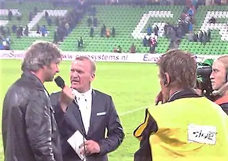 De Haan met microfoon in de hand, in de Euroborg