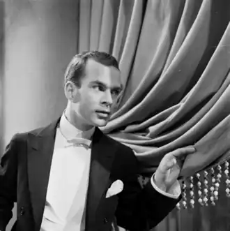 Henk van Ulsen op de set van Gasten op het kasteel in 1957