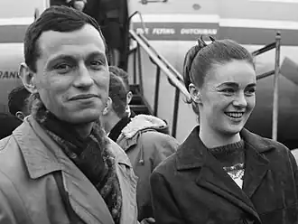 Henk van der Grift met verloofde Reyka van Zijtveld op Schiphol (1962)
