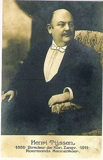 Foto bij gelegenheid van het 25-jarig dirigentschap van Henri Tijssen bij de Koninklijke Zangvereniging Roermonds Mannenkoor