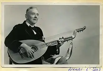 Henri t'Sas met zijn luit (1920-1930)