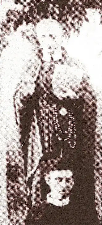 Pater Rikken voor het beeld van de H. Alfonsus de Liguori in de tuin van het bisschopshuis