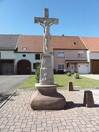 Dorpskern met kruisbeeld in Henridorff / Heinrichsdorf in Lothringen