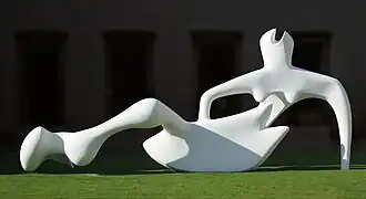 10. Reclining Figure (1951) van Henry Moore