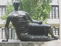 Nr. 3 : Henry Moore: Große Liegende