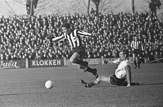 Morsink (Heracles) ontwijkt Hans Kraay van Feijenoord op 8 november 1964.