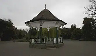 De vijver en muziekkoepel in Herbertpark