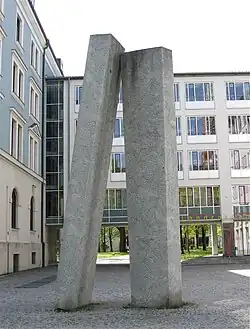 "Zwei monolithische Granitpfeiler" (1991/92)