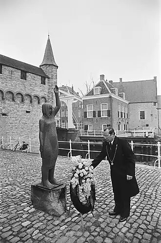 Het monument bij een herdenking in 1978