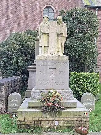 Herdenkingsmonument WO I te Zedelgem, vlak bij de Sint-Laurentiuskerk.