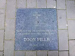 De nieuwe herdenkingssteen voor Toon Pille