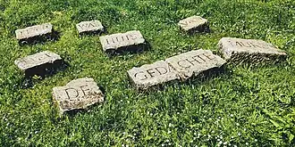 Herinneringsteken van kunstenaar Bettina Frunée Hier was het huis van de gedachte muren ter herinnering aan de Jodenkamp achter het Scheikundig Laboratorium (Het Paleis)