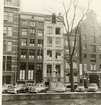 Magazijn en kantoor van Uitgeverij Holland aan de Herengracht 149 in Amsterdam, maart 1964. Nr. 149 is het "lichte" pand waar enkele rollen golfkarton omhoog getakeld worden