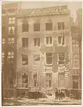 Het afgebrande gebouw Herengracht 380 in januari 1888, met ijspegels aan de ramen