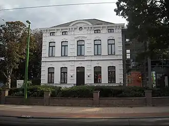 Locatie uit de serie, het gemeentehuis. In werkelijkheid de kunstacademie van Zwijndrecht in België
