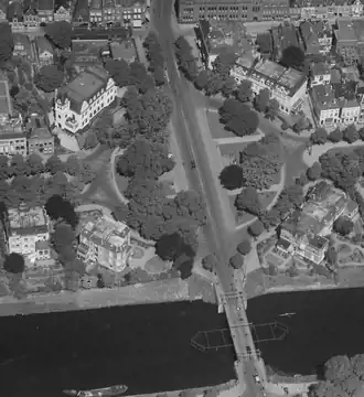 Het Hereplein gezien vanuit het zuiden (Herebrug) op een vooroorlogse luchtfoto