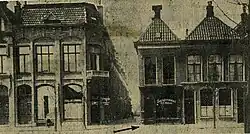 Het te slopen pand aan de Hereweg in Groningen (zie pijl: de sigarenwinkel) om de Baresteeg te vergroten in 1927. Links concerthuis De Jong/Apollo.