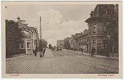 Toegang tot het viaduct vanaf de Herebrug rond 1910. De eerste gebouwen aan linker- en rechterzijde waren vroeger theekoepels.