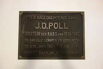 Herdenkingsplaquette in de centrale hal van de hedendaagse OSG West-Friesland