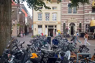 Balustrade tussen de toonkamers met beneden de galerie