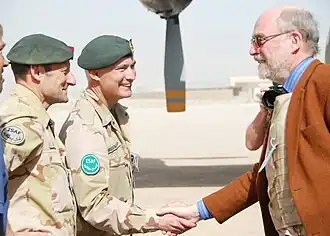 Schaper (r) op werkbezoek bij Task Force Uruzgan, 2009
