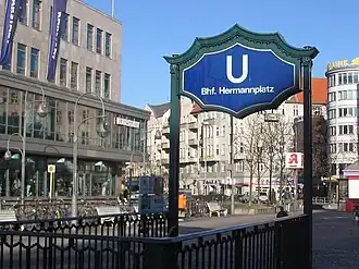Ingang van het station op het gelijknamige plein