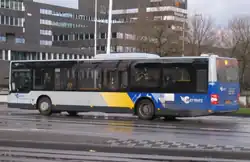 ​ ​ ​ ​ De laatste huisstijl van Hermes is grijs met als hoofdkleur met blauw vlak en gele/witte diagonale vlakken.