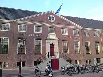 Ingang van het H'ART Museum, hier nog Hermitage Amsterdam geheten