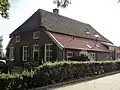 Boerderij, ten dele uit secundair verwerkte, middeleeuwse baksteen opgetrokken