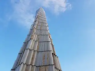De duizenden naamplaten op het heldenmonument.