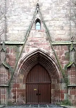 Frontaal boven de ingang van de kerk in Bad Hersfeld