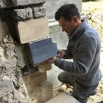 Herstel van mergelblokken aan de entree van de Andrieskapel te Maastricht