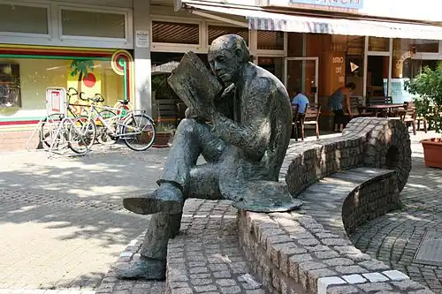 Sculptuur Lesende op de stedelijke beeldenroute